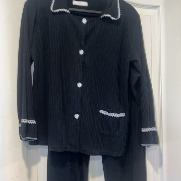 Feminine Black & White Lace-Trimmed Ruffled 2-Piece PJ Set - Picture 3 of 9